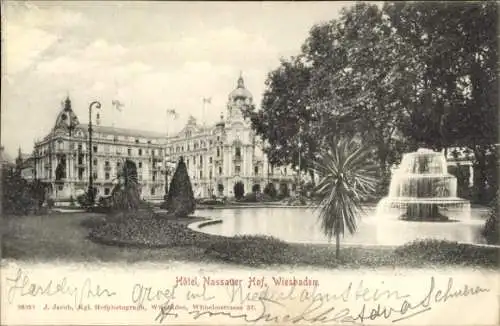 Ak Wiesbaden in Hessen, Hôtel Nassauer Hof, Brunnen, Parklandschaft,  Architektur