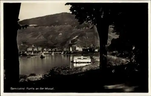 Ak Bernkastel an der Mosel, Blick vom Moselufer auf die Stadt