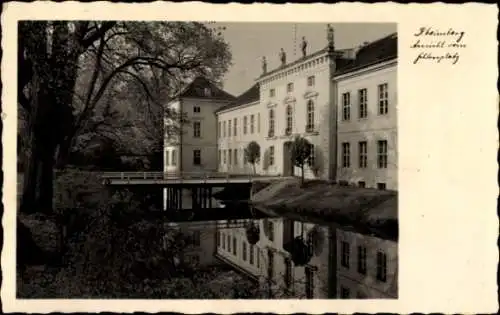 Ak Rheinsberg in der Mark, Altes Gebäude, Wasserweg, Bäume, Schwarz-Weiß-Fotografie, Reflexion im