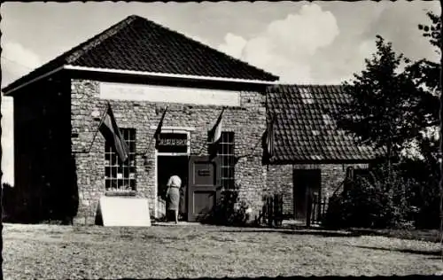 Ak Hoch Elten Emmerich am Rhein, Historisches Gebäude, Eingang mit Person, Flaggen, Steine, ländl