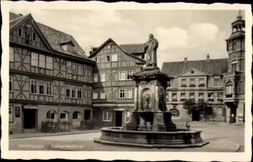 Ak Nordhausen am Harz, Lutherdenkmal,  Fachwerkhäuser, Brunnen