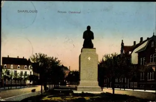 Ak Saarlouis im Saarland, Neues Denkmal, Allee, Häuser, Straßenansicht