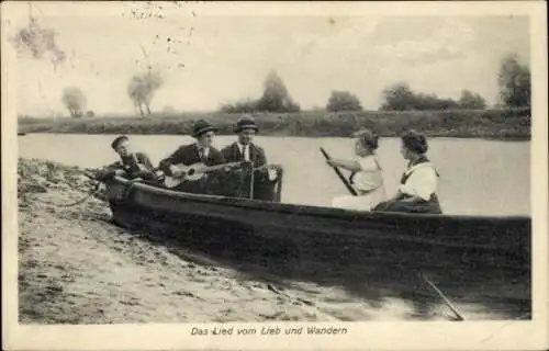 Ak Britz bei Eberswalde Brandenburg, Das Lied vom Lieb und Wandern, musizieren im Boot am Strand