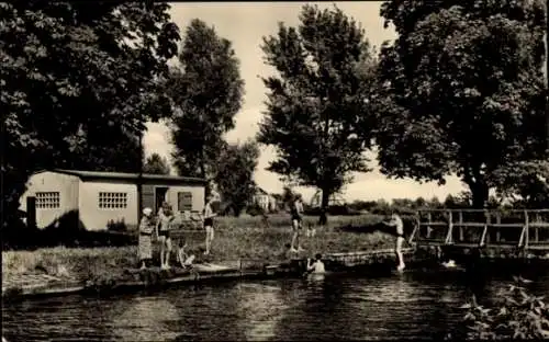 Ak Gommern Jerichower Land, Badeanstalt, Schwimmer, Bäume, Wasser, Gebäude