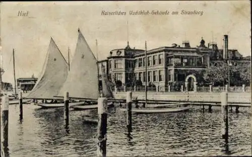 Ak Kiel, Segelboote, Kaiserliches Yachtklub-Gebäude am Strandweg