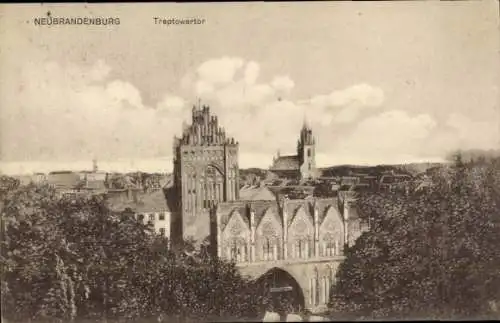 Ak Neubrandenburg in Mecklenburg, Treptowertor,  Architektur, Nebel, Himmel mit Wolken