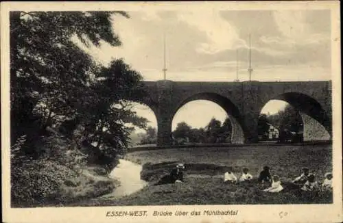 Ak Kettwig Essen im Ruhrgebiet, Brücke über das Mühlbachtal, Personen im Vordergrund, Landschaft