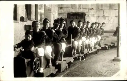 Foto Ak Grubenbahn, Besucher einer Grube als Bergleute verkleidet