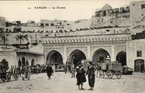 Ak Tanger Marokko, Marktplatz, La Douane,  Gebäude, Menschen, Karren