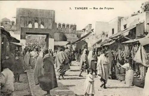 Ak Tangiers Tanger Marokko, Voller Markt, Menschenmenge, Bogen, Geschäfte,  Architektur