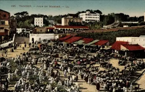 Ak Tangiers Tanger Marokko, Markttag, Menschenmenge, Stände, Stadtansicht, traditionelle Kleidung