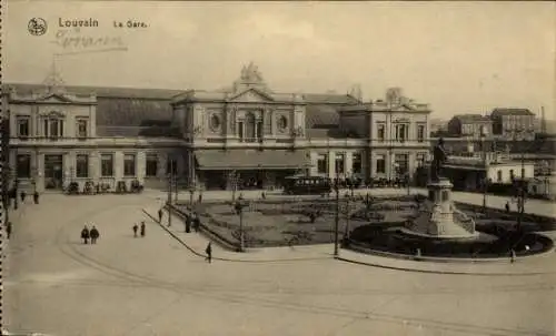 Ak Louvain Leuven Flämisch Brabant, Bahnhof, Statue, Passanten, Gebäude, Gartenanlage