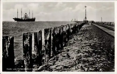Ak Hoek van Holland Rotterdam Südholland Niederlande, Schiffsansicht, Pier mit Pfählen, Wolkenhim