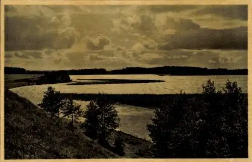 Ak Giżycko Lötzen Lözen Masuren Ostpreußen, Landschaft mit Fluss, Bäume im Vordergrund, Wolken am