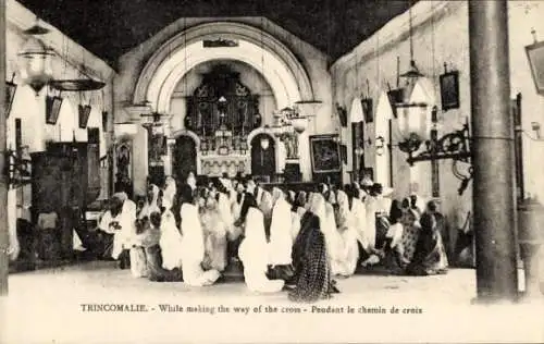 Ak Trincomalee Sri Lanka, Aufnahme einer Gruppe von Personen im Gebet, Kirche, Feier des Kreuzweg