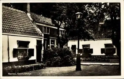 Ak Haarlem Nordholland Niederlande,  Gasthuishofje, Häuser, Laterne, Natur