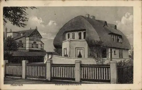 Ak Haarlem Nordholland Niederlande, Vorderansicht von Häusern, rechteckige Form, Strohdach, Bäume