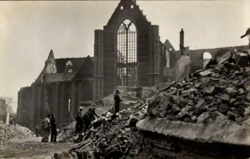 Ak Rotterdam Südholland Niederlande, Ruine der Groote of St. Laurenskerk, zerstörte Stadt, Mensch