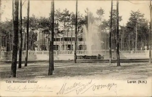 Ak Laren Nordholland Niederlande, Café Restaurant Crailoo, Brunnen, Bäume, Architektur