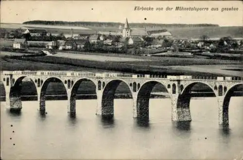 Ak Körbecke Möhnesee in Nordrhein Westfalen,  Möhnetalsperre, Wasserbrücke, Kirche, Landschaft