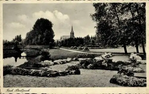 Ak Goch am Niederrhein, Stadtpark, Kirche im Hintergrund, grüne Wiesen, Bäume, Blumenbeete