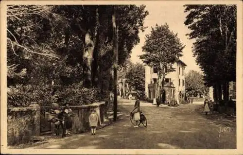 Ak La Pibeste Pyrénées Frankreich, Landschaft, Büsche, Bäume, Haus, Straße, Kinder, Fahrrad
