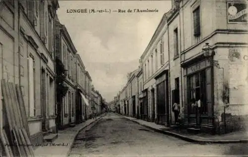 Ak Longué Jumelles Maine et Loire, Straße, Häuser,  Architektur, Schwarz-Weiß-Foto, Rue de l'Aumô