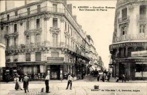 Ak Angers Maine et Loire, Straßenszene, Gebäude, Geschäfte, Schilder,  
