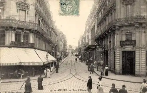 Ak Angers Maine et Loire, Straße mit Café Ralliement, Apotheke, Menschen,  Architektur