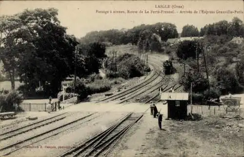 Ak Laigle Orne, Passageà niveau, Arrivée de l'Express Granville Paris