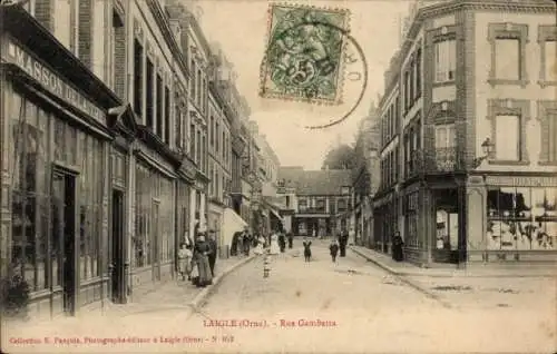 Ak L'Aigle Laigle Orne, Straße Rue Gambetta, Häuser, Menschen,  Ansicht