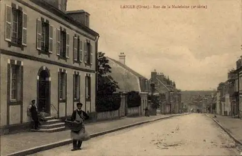 Ak L'Aigle Laigle Orne, Straße mit Häusern,  , Personen auf der Straße, ruhige Szenerie