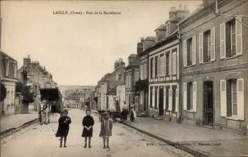 Ak L'Aigle Laigle Orne, Straße mit Häusern, Kinder auf der Straße, Pferd und Wagen