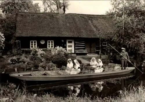 Ak Spreewald, We Blotach, Frauen in Tracht im Kahn sitzend