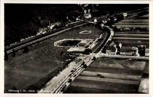 Ak Freiburg im Breisgau, Luftaufnahme, Strandbad, Sicht über Felder,  