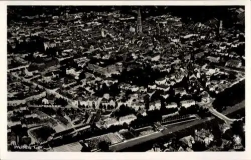 Ak Freiburg im Breisgau, Luftaufnahme von   Stadtlandschaft, zahlreiche Gebäude, Turm sichtbar