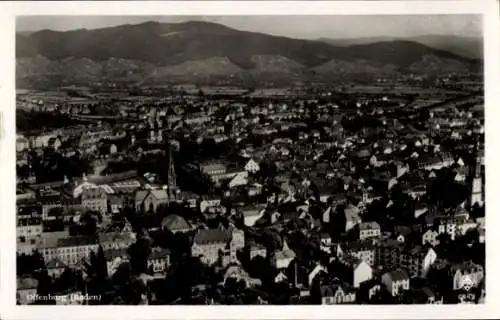 Ak Offenburg in Baden Schwarzwald, Luftaufnahme von Offenburg, Stadtansicht, Berge im Hintergrund