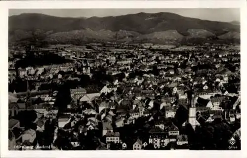 Ak Offenburg in Baden Schwarzwald, Luftaufnahme von Offenburg, Stadtansicht, Berge im Hintergrund