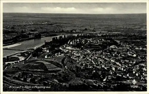 Ak Breisach am Oberrhein, Luftaufnahme von  Flusslandschaft,  Stadt