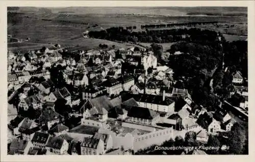 Ak Donaueschingen im Schwarzwald, Luftaufnahme von  Gebäudekomplexe, Bäume