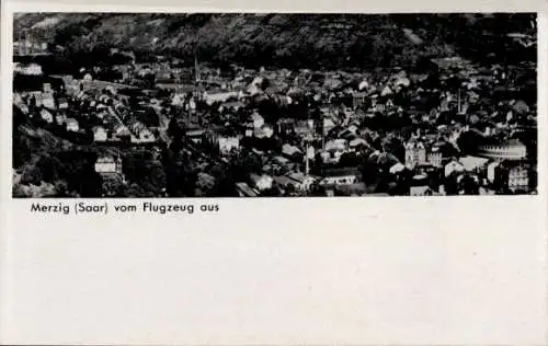 Ak Merzig an der Saar, Panoramablick auf Merzig, Flughafenansicht, schwarz-weiß
