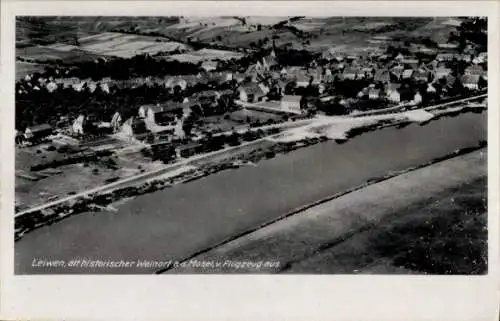 Ak Leiwen an der Mosel, Historischer Weinort, Luftaufnahme, Mosel, Flugzeugperspektive