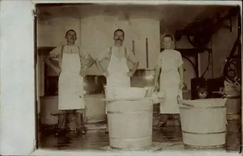 Foto Ak Drei Männer in weißen Schürzen, Arbeit, Eimer
