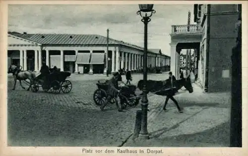Ak Tartu Dorpat Estland, Pferdekutschen, Platz vor dem Kaufhaus,  Architektur