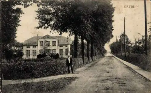 Ak Satrup in Angeln, Haus, Straße, Bäume, Mann, Vintage