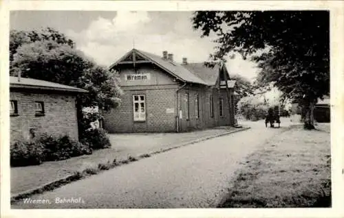 Ak Nordseebad Wremen Wurster Nordseeküste, Bahnhofsgebäude, Straße, Bäume, Schwarz-Weiß Bild