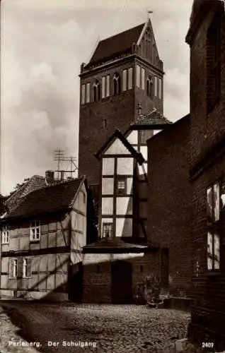 Ak Perleberg, Ortschaft mit Kirche und Schulgang