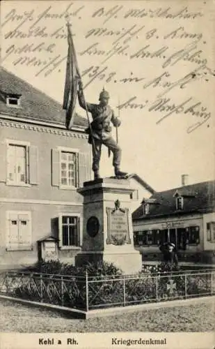Ak Kehl am Rhein, Kriegerdenkmal, Statue eines Soldaten, Gebäude im Hintergrund, Flagge