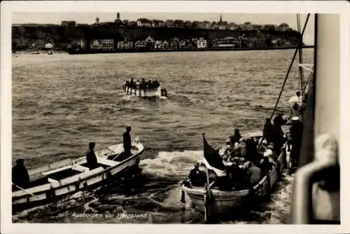 Ak Nordseeinsel Helgoland, Boote im Wasser, Küstenansicht, Menschen auf Schiffen