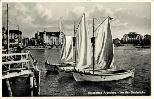 Ak Ostseebad Arendsee Kühlungsborn, Segelboote an der Seebrücke
